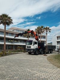 CAMI&Oacute;N GR&Uacute;A COLOCANDO CRISTALES EN ESTEPONA